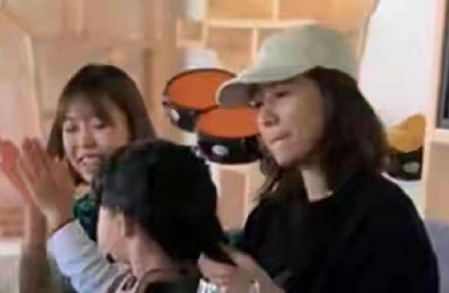 服装 高圆圆带女儿参加闺蜜聚会！孩子梳刘海像赵又廷，超可爱