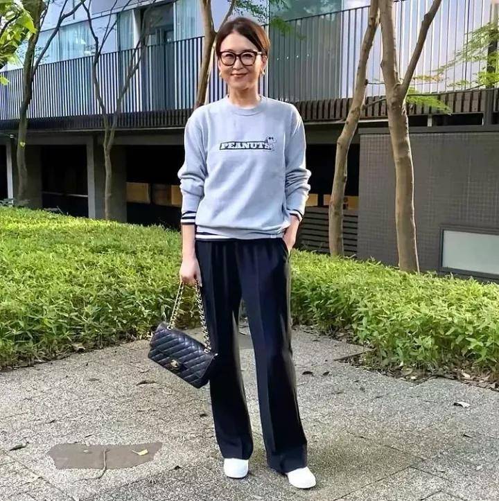 黑色 冬季针织衫怎么穿好看 这个博主的简约搭配法给你灵感