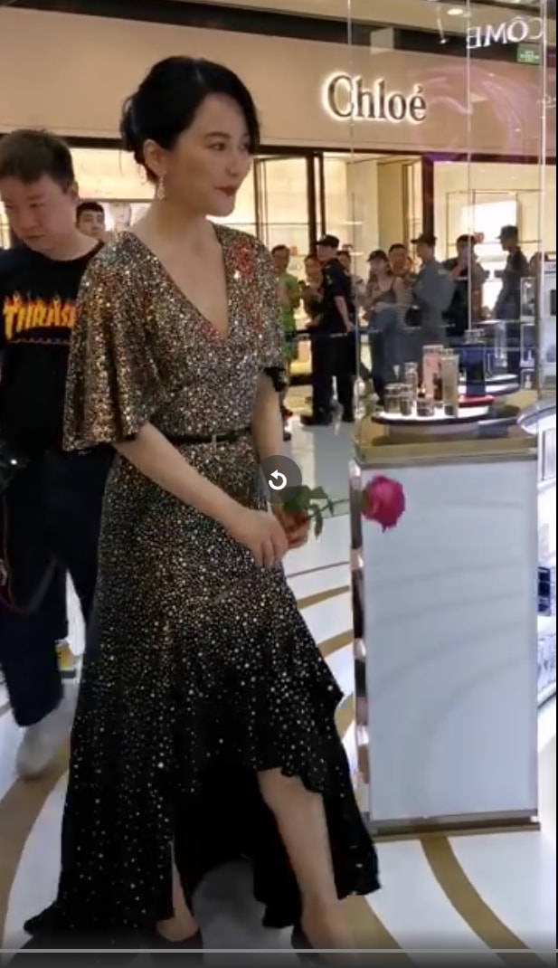 俞飞鸿 俞飞鸿不包装50岁也这么漂亮，跟同学比皮肤紧致年轻，气质更好！