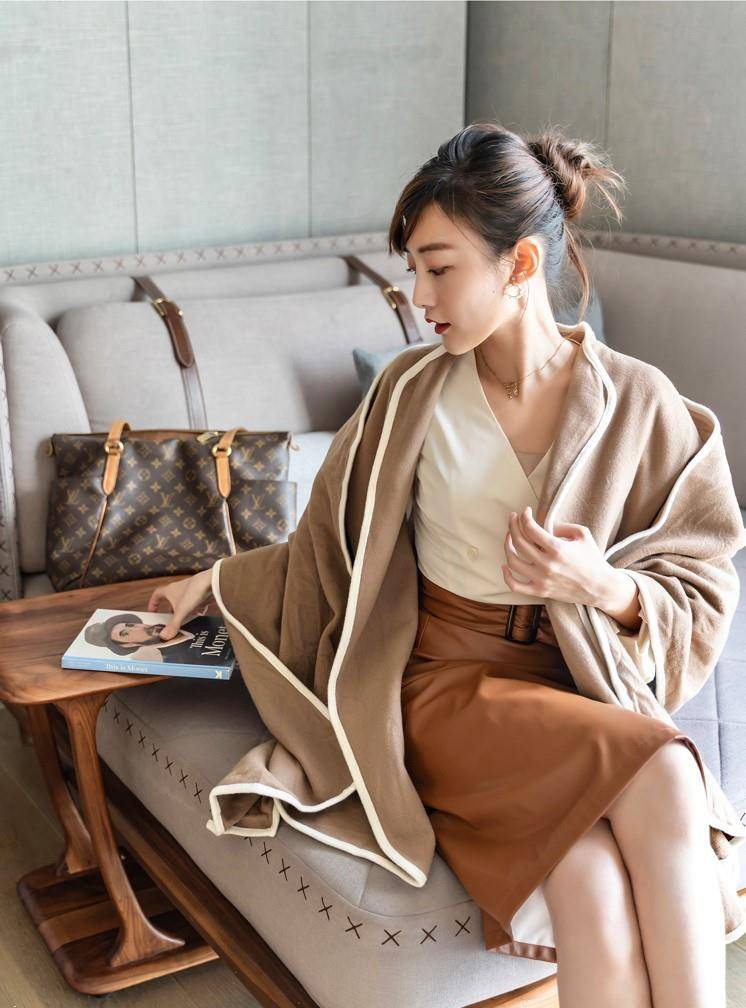 面料 针织打底衫与同色系半身皮裙搭配，可谓相得益彰