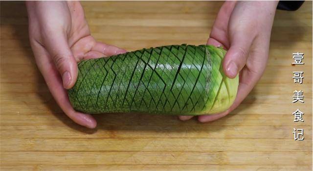 切好后我们的青萝卜就是下图这个形状,像鱼鳞一样非常漂亮,接着我们