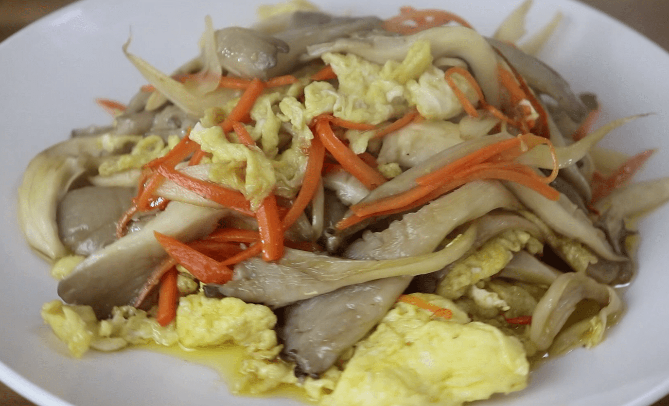 胡萝卜平菇炒蛋的做法!美味可口!好吃特别营养!喜欢做给家人吧