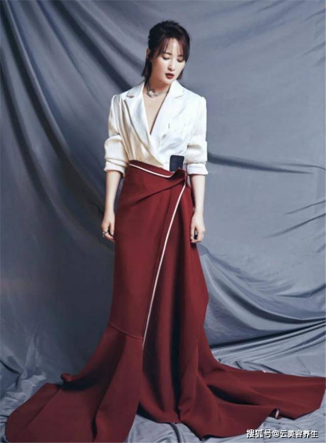 身材 40多岁的女人，尽量别穿T恤配短裤！推荐蒋勤勤这5套穿搭，真优雅
