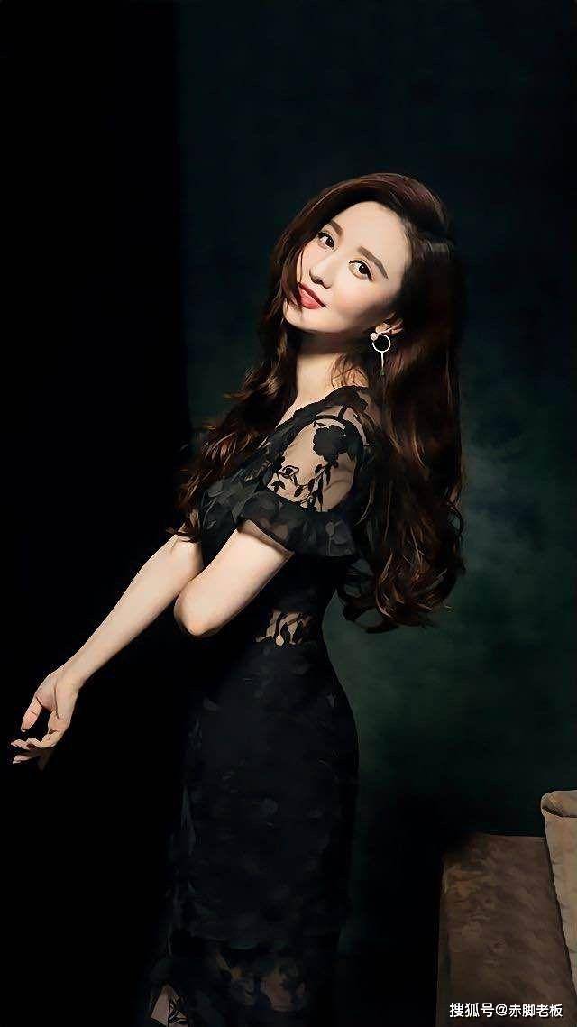 张萌 张萌气质太好了，显老的蕾丝裙，她穿着却像“少女”，很减龄！