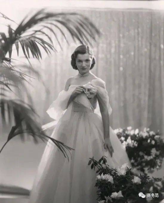 生活史上最强塑料名媛姐妹：姐姐嫁总统、妹妹当王妃，还一起抢首富撕了一辈子…