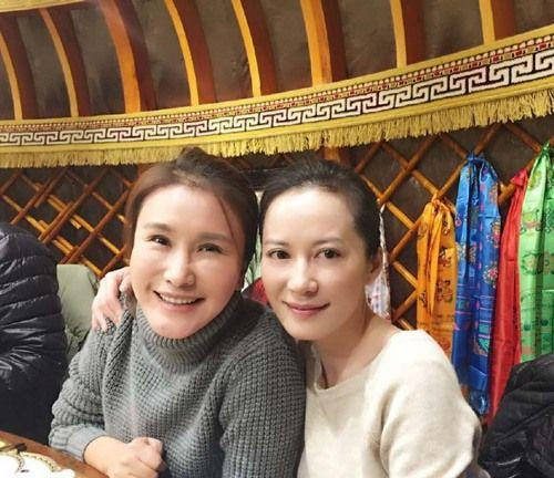 俞飞鸿 俞飞鸿不包装50岁也这么漂亮，跟同学比皮肤紧致年轻，气质更好！