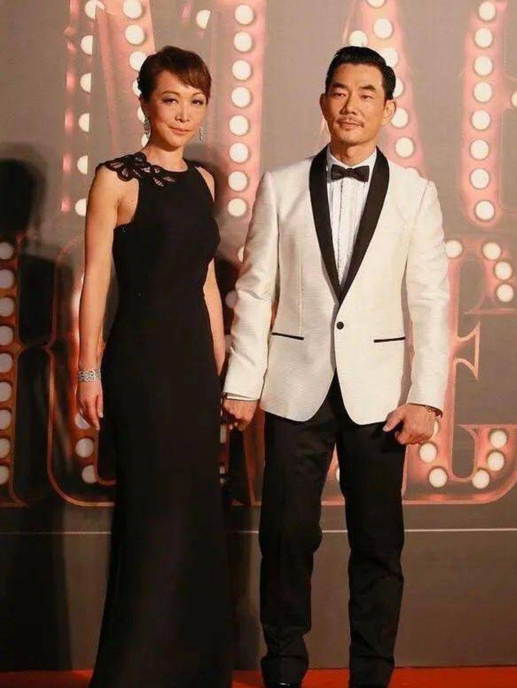 身材 任贤齐妻子穿小黑裙，大秀性感玲珑身材，两人同框太有夫妻相了
