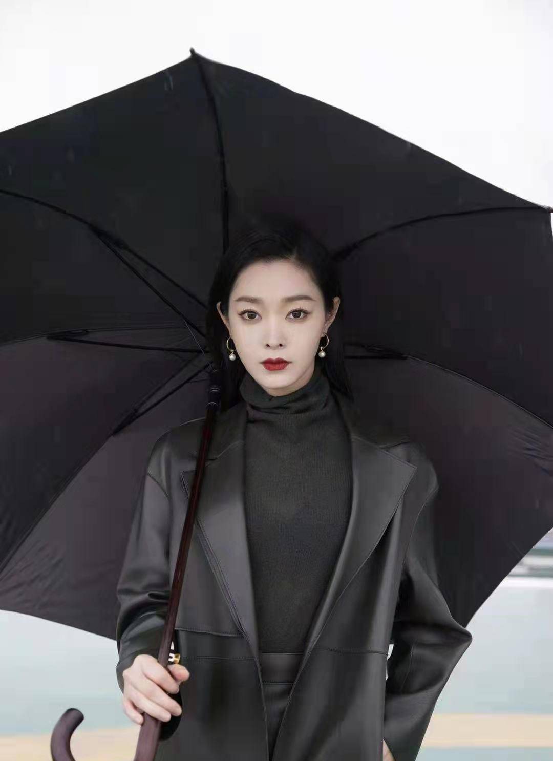 黑色 讲真，又被宋轶的穿搭圈粉了，粉色西装、黑色大衣，可盐可甜