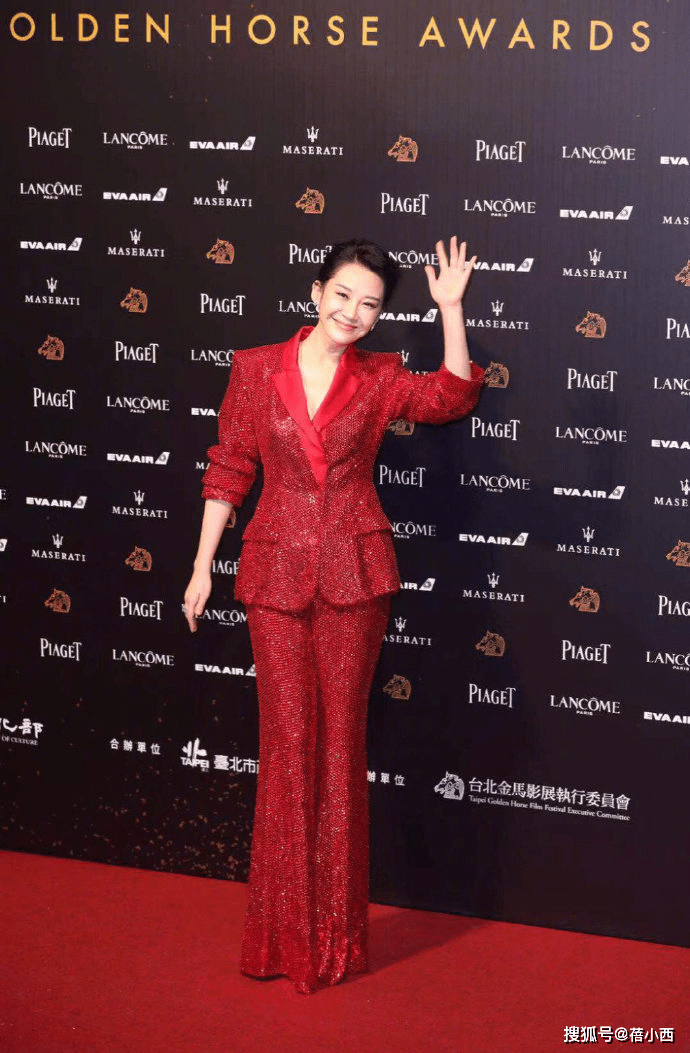黑色 许晴越老越敢穿，一袭低胸紧身鱼尾裙气质惊艳，身材比25岁时更好
