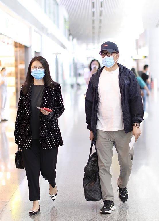 老公 李湘彻底胖成了一米五,穿阔腿裤都能撑满,大腿比老公还壮实