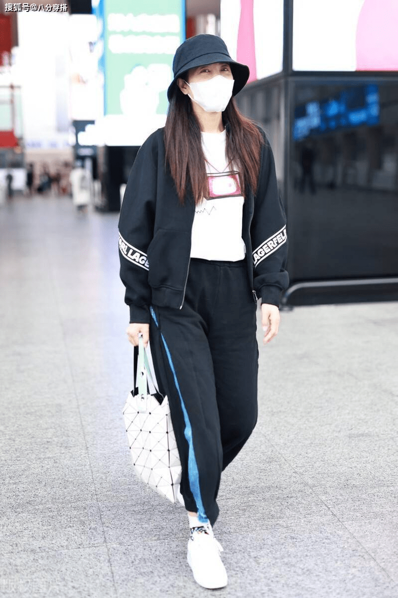 身姿 曾黎45岁又怎样，一袭斜肩连衣裙勾勒曼妙身姿，这气质远超同龄人