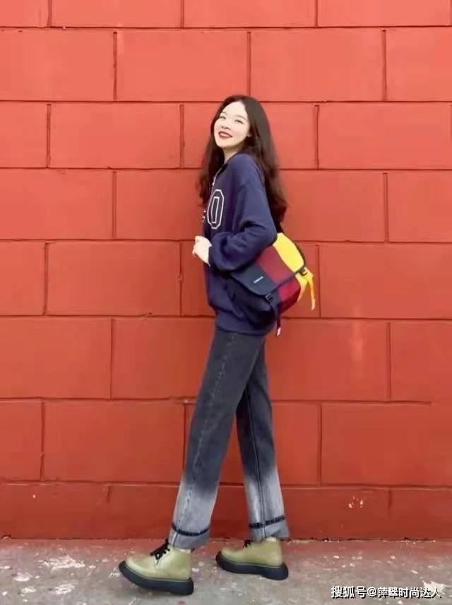 毛衣 不要再穿运动鞋了，今年更流行马丁靴，怎样穿都很时髦！