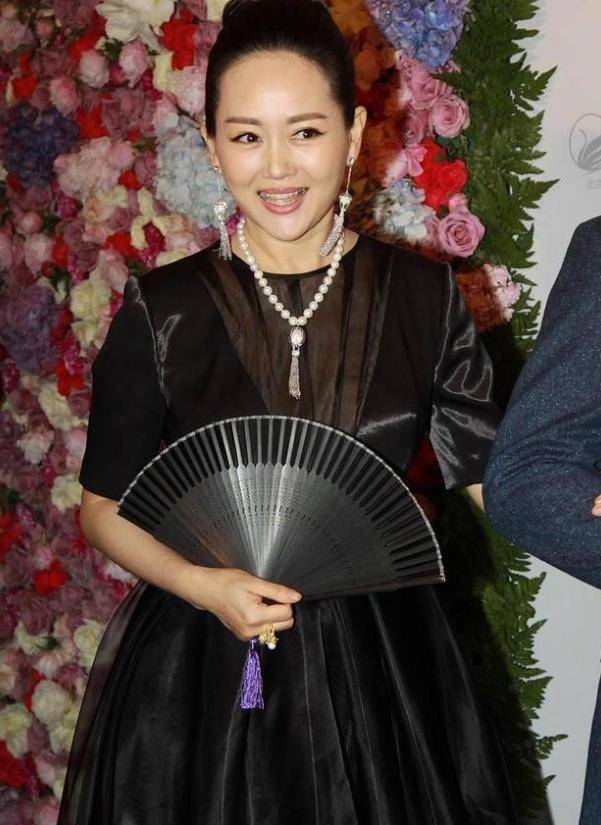 方面 王志飞老婆身材高挑挺有气质，穿黑裙配珍珠链，阔太气息扑面而来