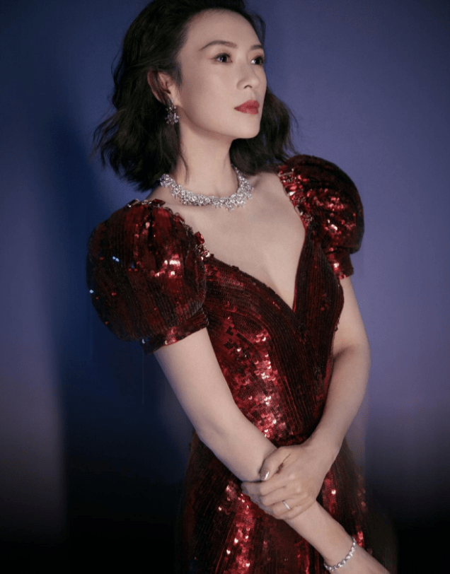 美人 章子怡被称之她为东方“美人坯子”，10衣服展示她不仅美还会穿