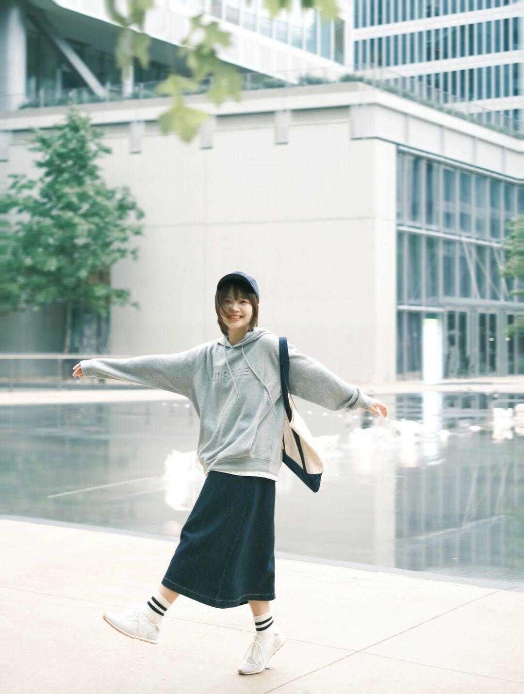 小个子 小个子女生秋冬怎么穿？试试这些卫衣搭配方式，减龄俏皮又保暖