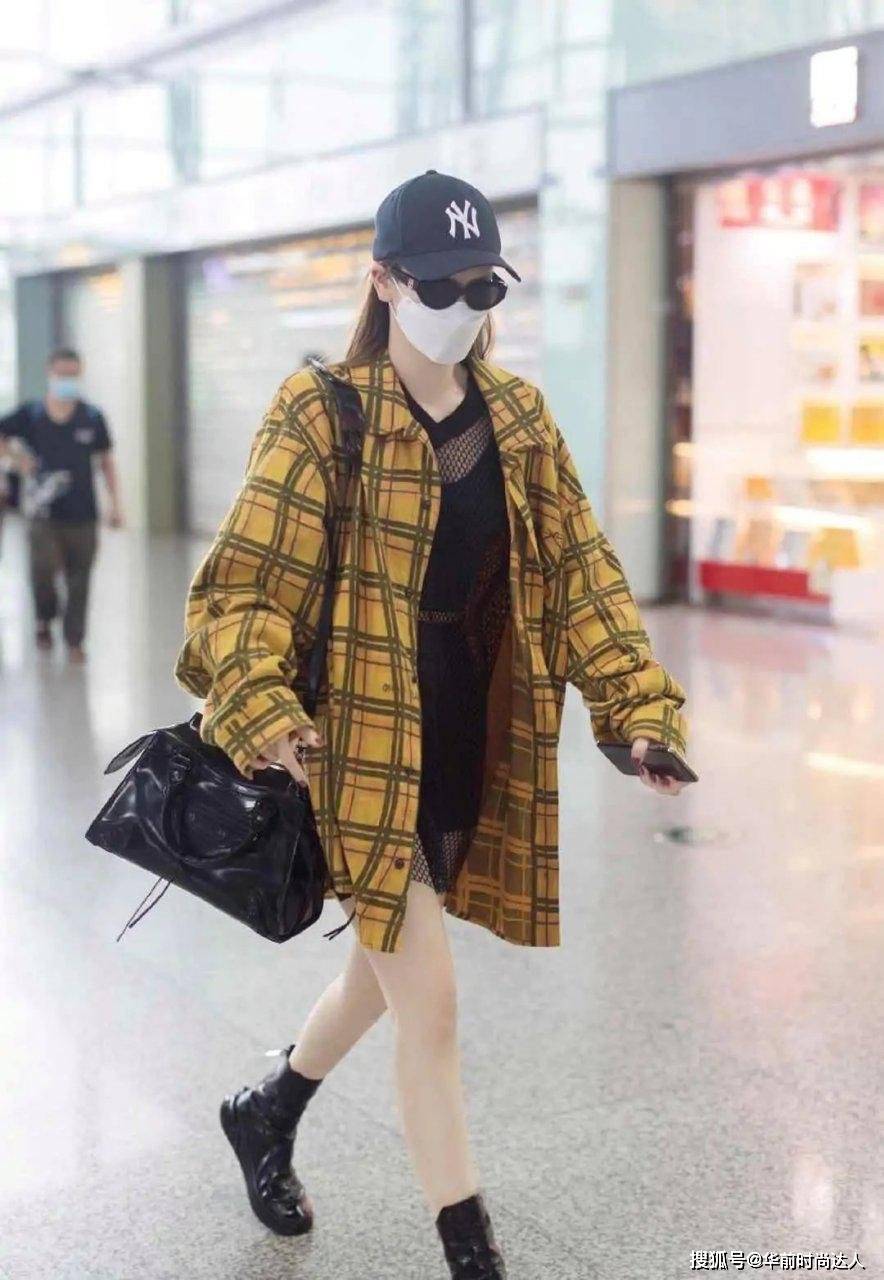 辣妈 戚薇不愧是会穿衣的辣妈,黄色格纹衬衫随性悠闲,配短靴霸气十足