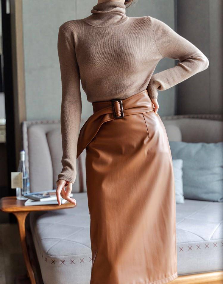 面料 针织打底衫与同色系半身皮裙搭配，可谓相得益彰