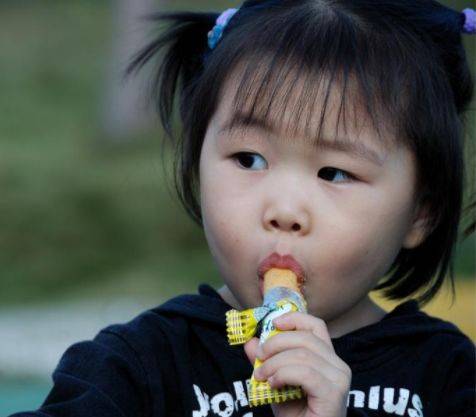 饼干|儿科医生点名的3种零食黑名单,娃吃积食又上火,家长赶紧停手!