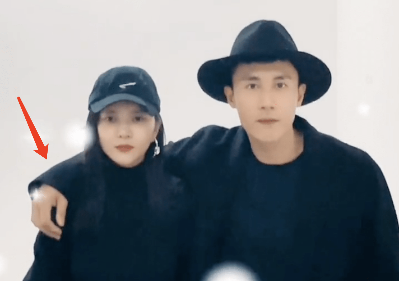 网友王灿拍变装视频，与老公全黑装束又酷又飒，被杜淳紧搂怀中好般配