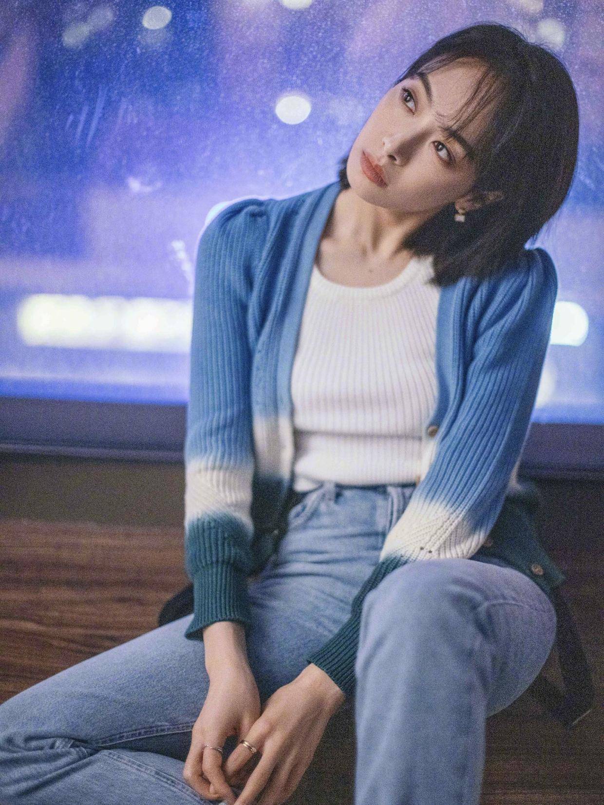 黑色 宋茜也太放得开了,穿黑色抹胸裙配网格披肩,一点不丑还挺潮