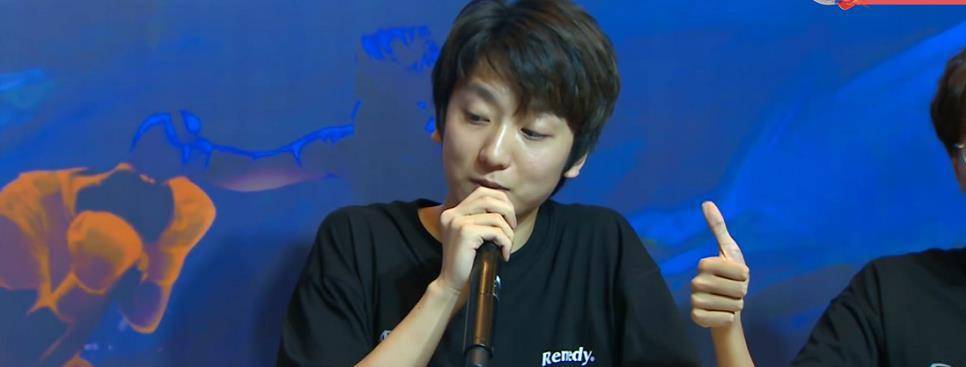 酷酷|女主持人采访酷酷的鑫和兰奥，酷酷的鑫全程用余光偷瞄主持人的腿