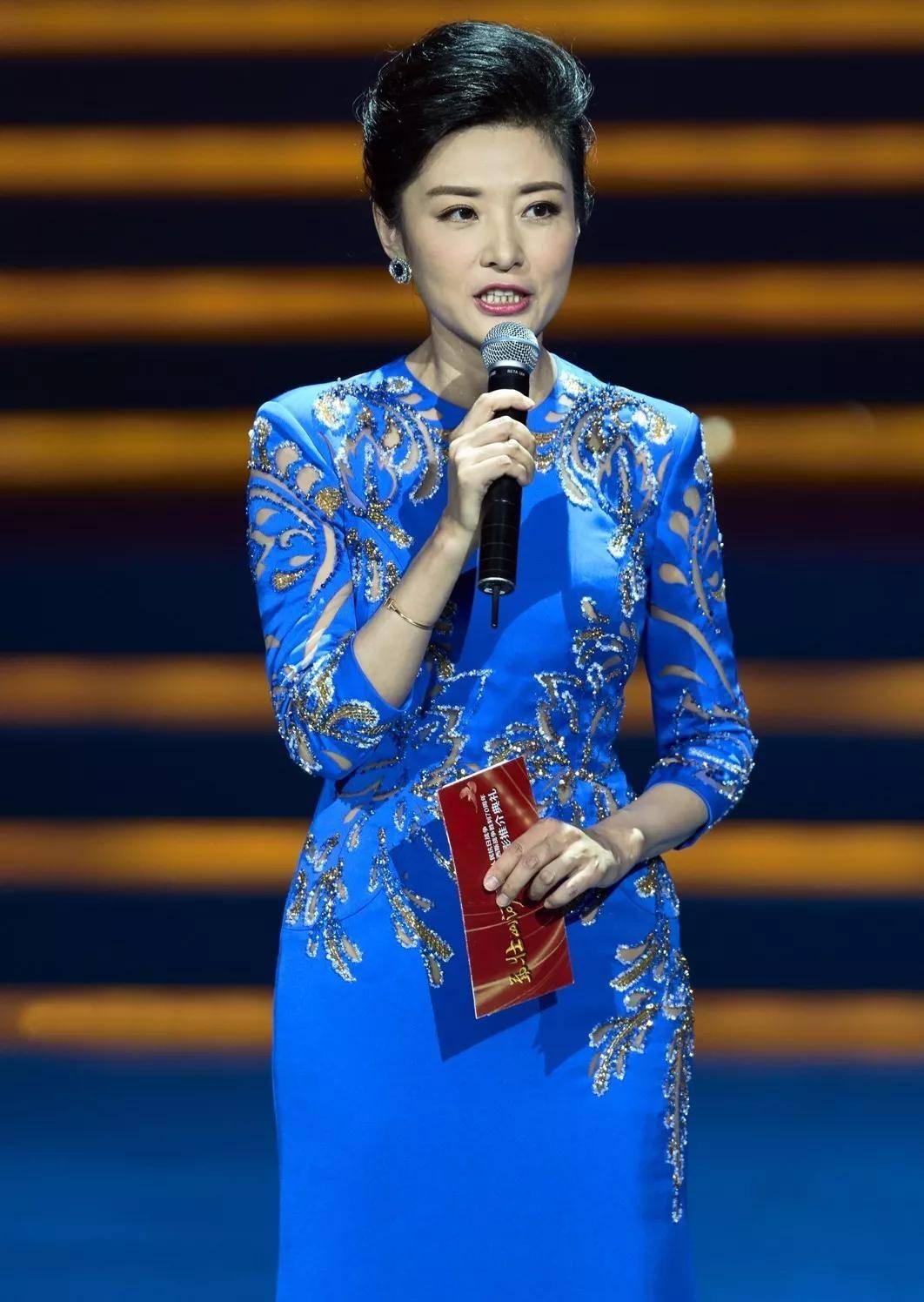 周涛惊艳了不少观众尽显国民女神的气质穿上旗袍的她主持过13年春晚