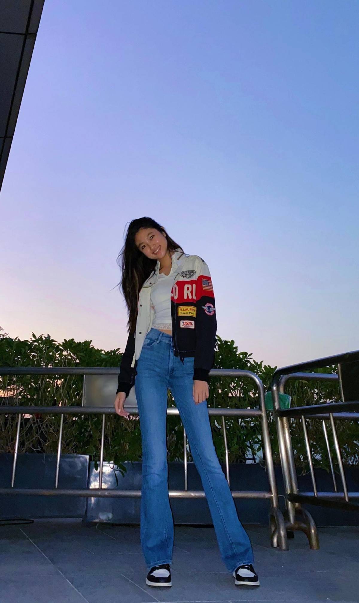 年龄段 任达华女儿真长大了，超模般高挑身材也能驾驭少女风，虎父无犬女