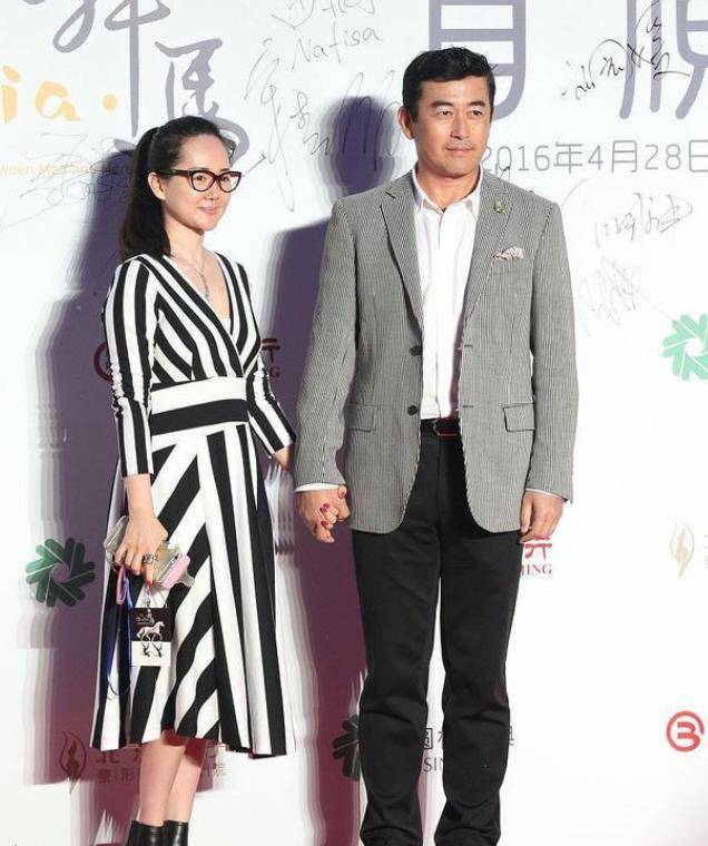 方面 王志飞老婆身材高挑挺有气质，穿黑裙配珍珠链，阔太气息扑面而来