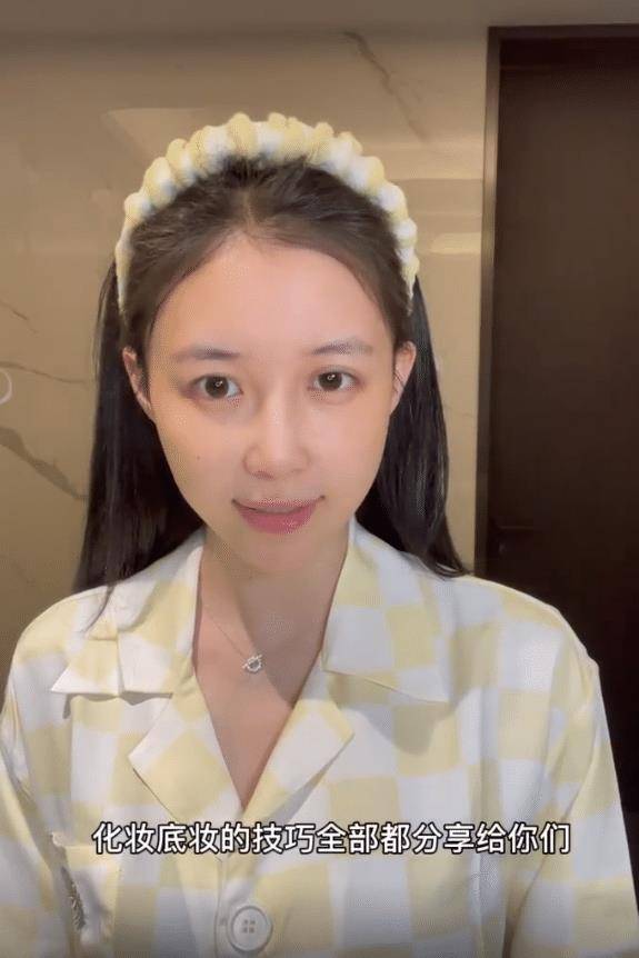 宣云潘玮柏妻子罕公开素颜照！怼脸拍白皙无瑕疵，说话咬到嘴唇部流血