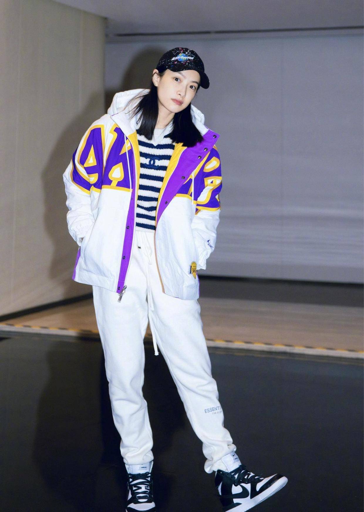 黑色 宋茜也太放得开了，穿黑色抹胸裙配网格披肩，一点不丑还挺潮