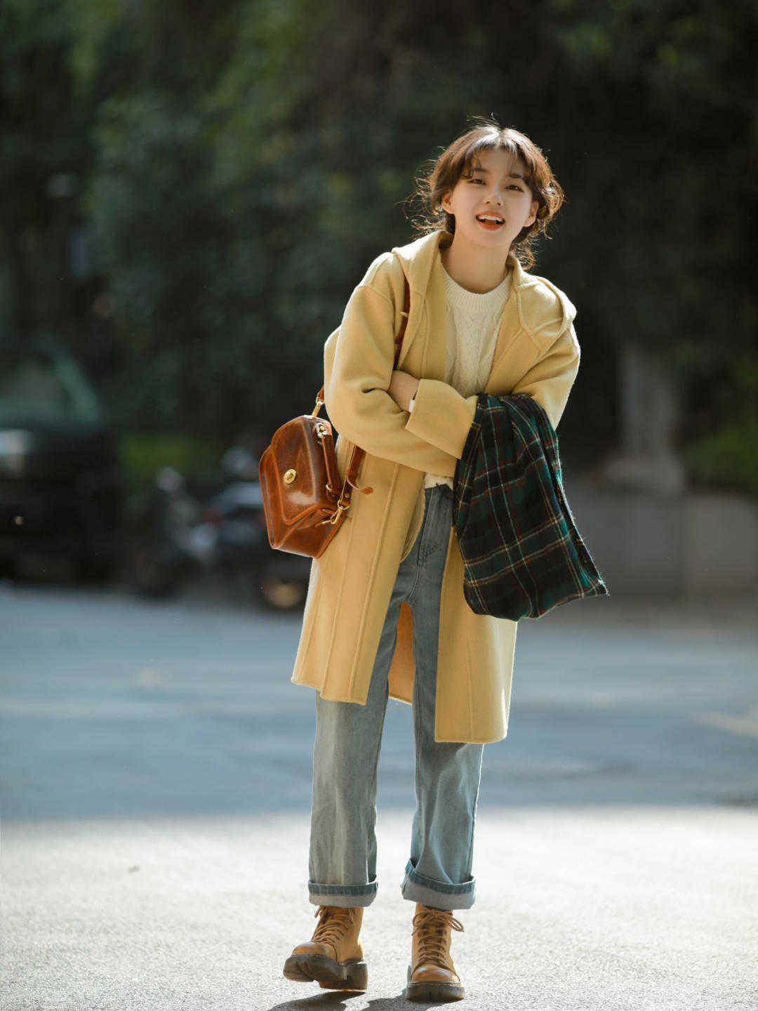 颜色 不露腿的秋冬穿搭来喽，大衣搭配牛仔裤保暖舒适，时髦又显气质