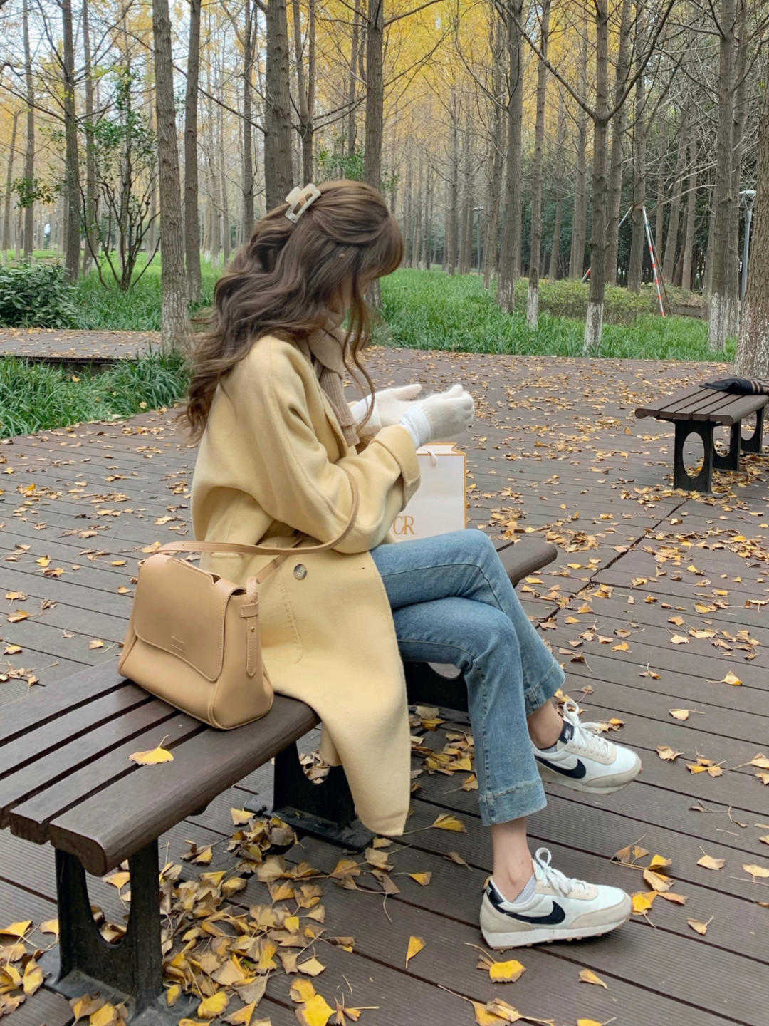 颜色 不露腿的秋冬穿搭来喽，大衣搭配牛仔裤保暖舒适，时髦又显气质