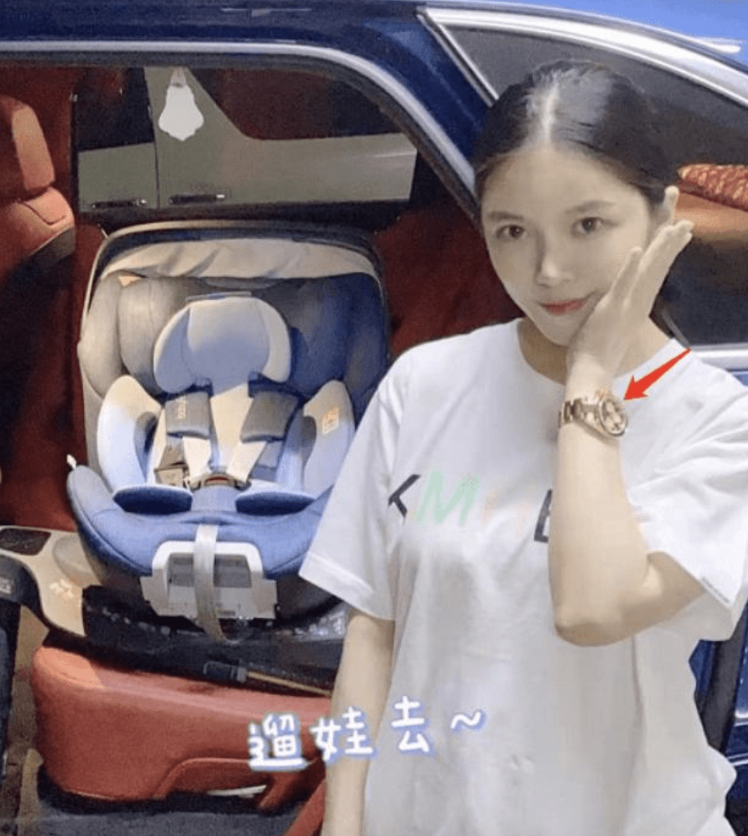 网友王灿拍变装视频，与老公全黑装束又酷又飒，被杜淳紧搂怀中好般配