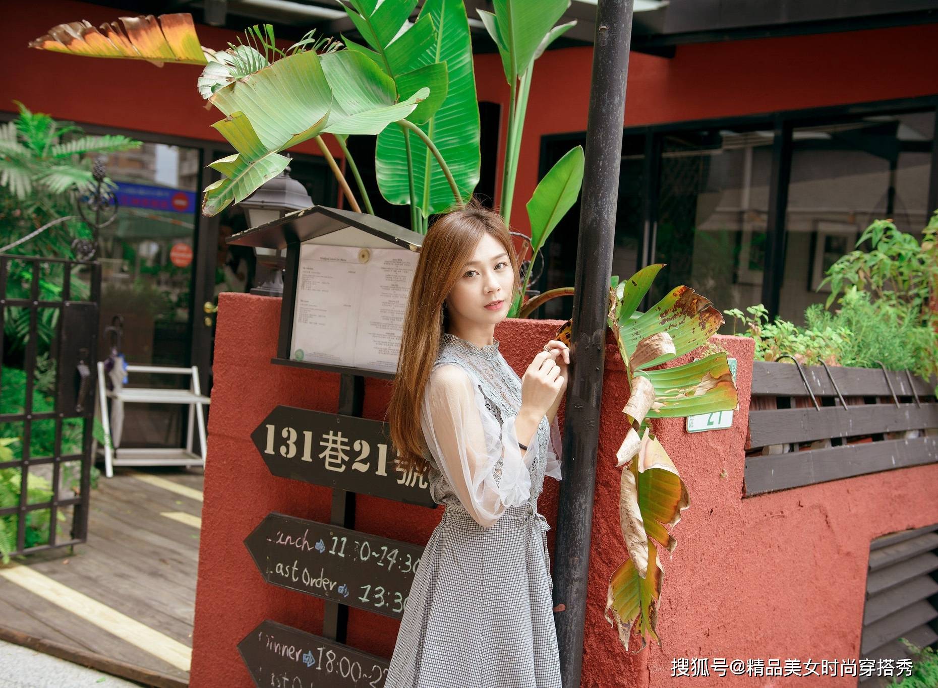 帆布鞋 灰色的蕾丝上衣尽显甜美韩范，网纱拼接灯笼袖时尚减龄有气质