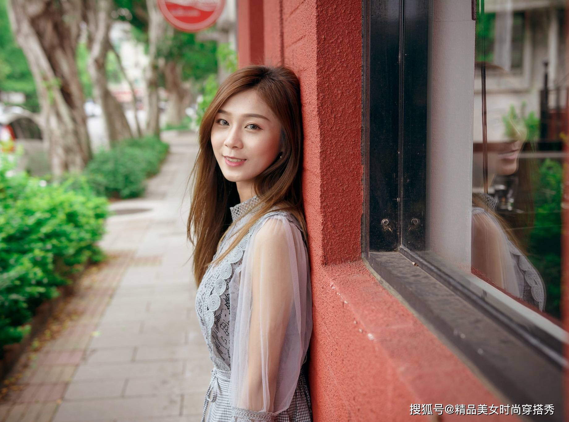 帆布鞋 灰色的蕾丝上衣尽显甜美韩范，网纱拼接灯笼袖时尚减龄有气质