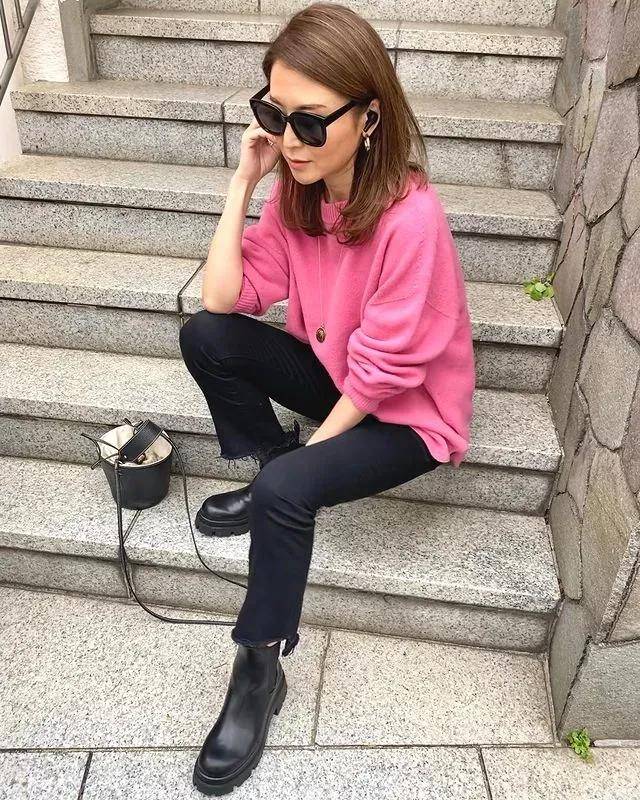 黑色 冬季针织衫怎么穿好看 这个博主的简约搭配法给你灵感