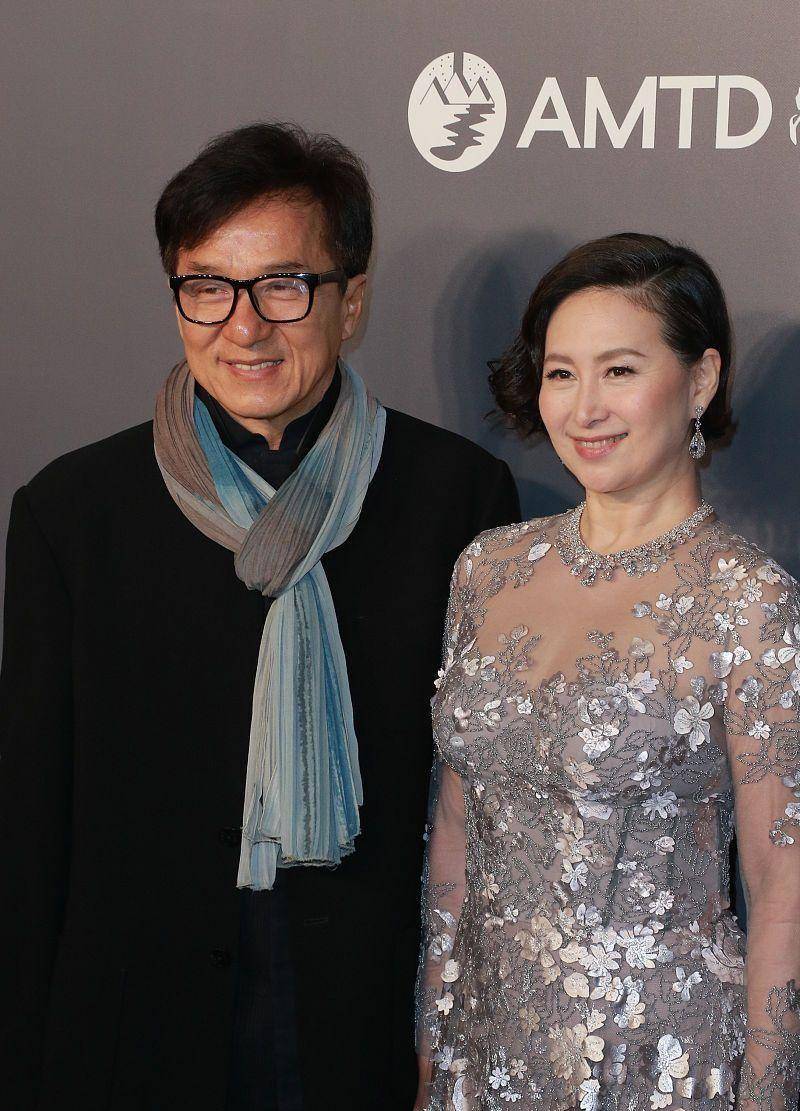 原创何超琼真是好自信身材挺富态的还穿透视裙和成龙同框气场太强