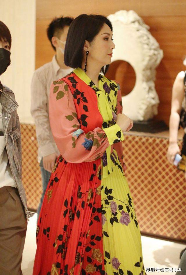 设计 杨千嬅穿衣越来越独特，一身“红黄”撞色印花裙，别说还挺耀眼