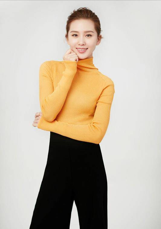 气息 刘诗诗外穿绿色呢大衣,扎个马尾辫出行,那种少女气息不减!