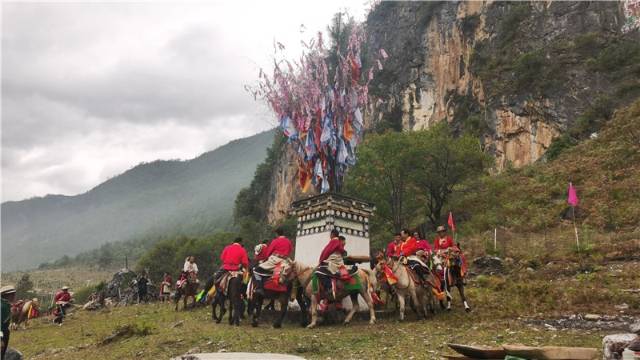 探秘香格里拉世界第一村——尼汝传统祭山跑马节