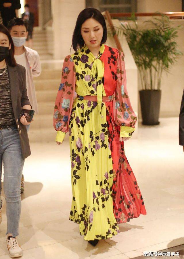 设计 杨千嬅穿衣越来越独特，一身“红黄”撞色印花裙，别说还挺耀眼