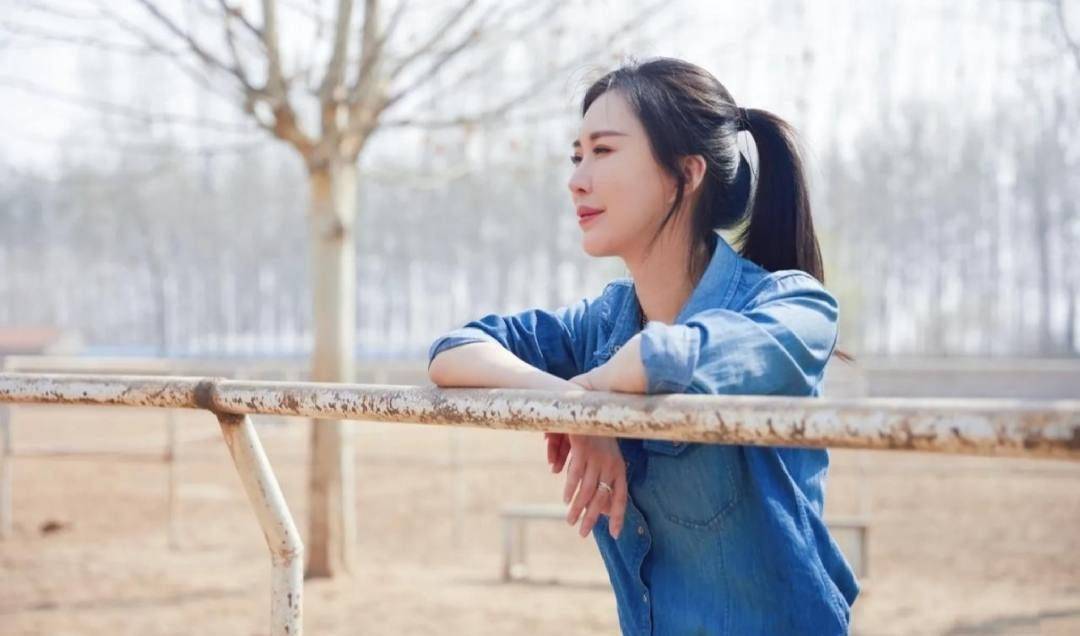 眼光 王石眼光真不赖,田朴珺穿牛仔装配马靴好帅气,1米72长腿太瞩目