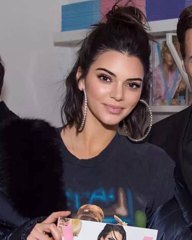 卷发爱美的女生短发该怎么剪才会更有气质、更有型?大有讲究!