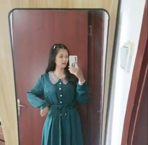 网友 重庆妈妈买新裙子问女儿好不好看，女儿：怀疑是给我买的但没证据