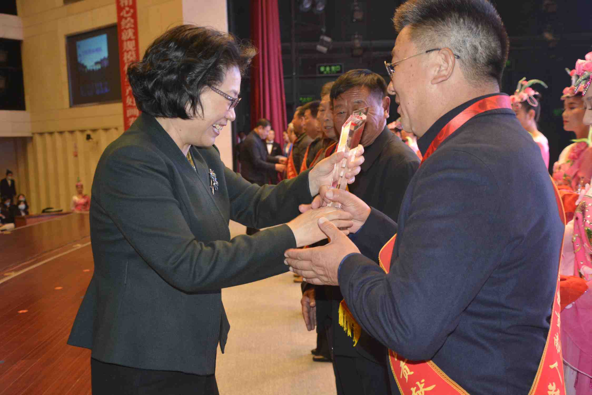 河南靈寶:揚百年風雲人物 傳百年蘋果精神