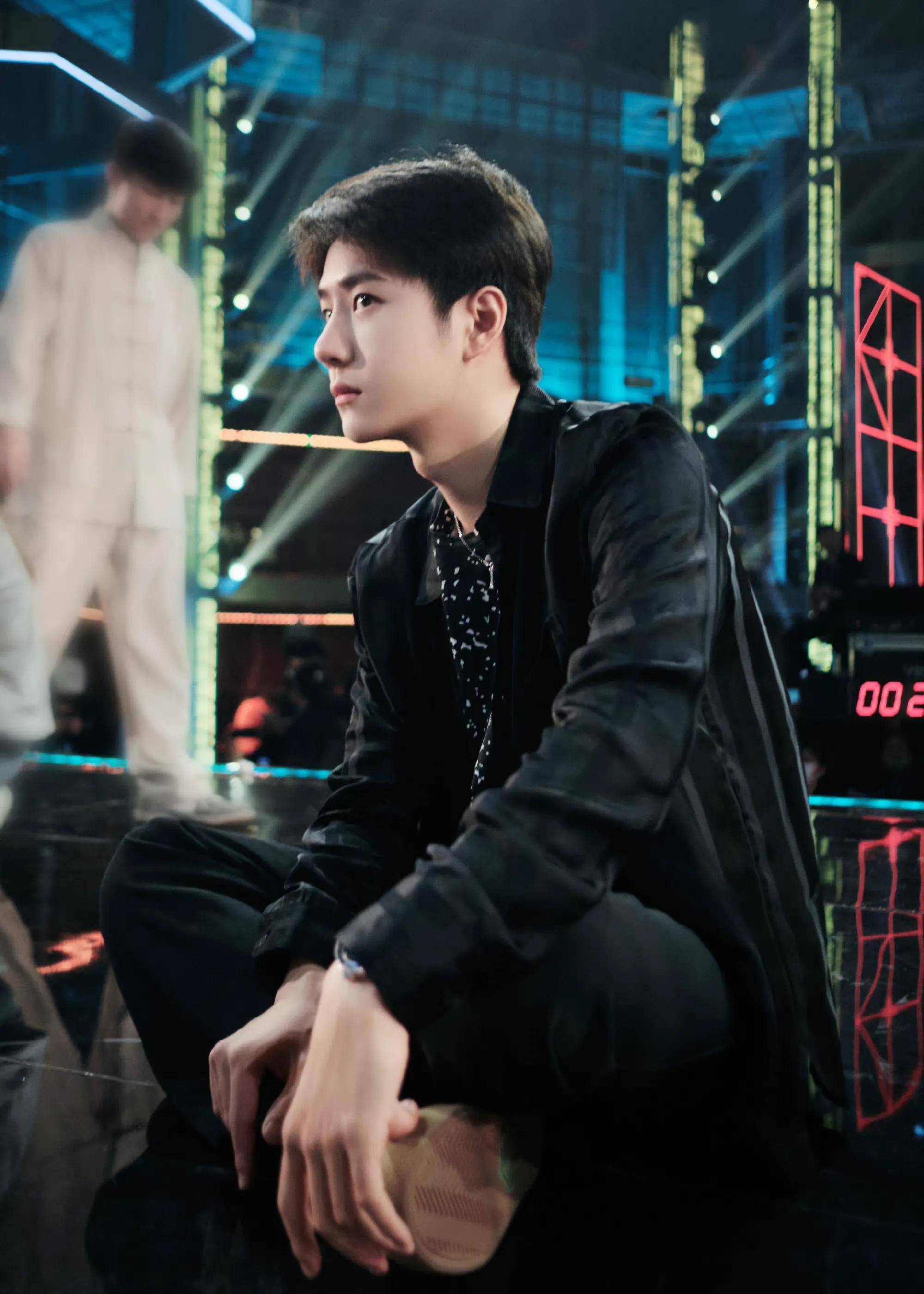 原创王一博头上加了可爱的花花特效顺毛一会儿就被自己薅成炸毛了