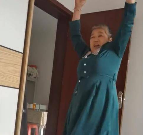 网友 重庆妈妈买新裙子问女儿好不好看，女儿：怀疑是给我买的但没证据