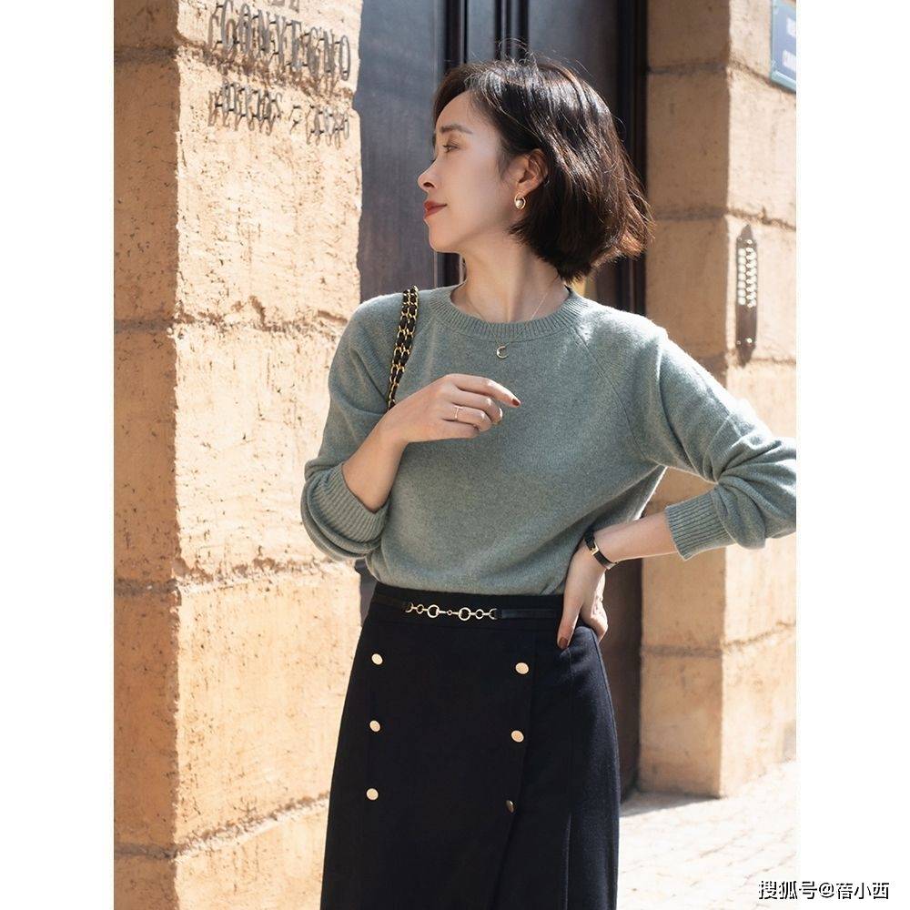 服装 奔三奔四的女人，秋冬多穿“毛衣”，漂亮的款式和版型，都选好了
