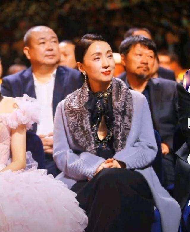 贵妇 鞋子太重要：配同一件皮草大衣，陶红一次是贵妇一次却像大妈！
