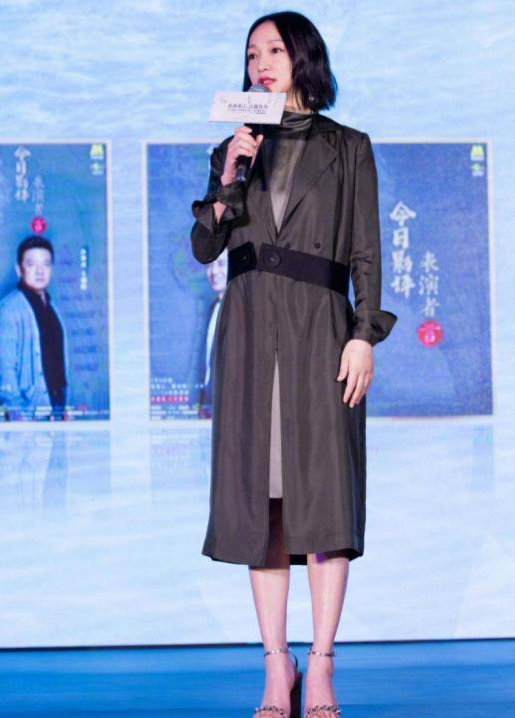 设计 李小冉与高圆圆比美，她身穿灰蓝色旗袍，却略输高圆圆一筹